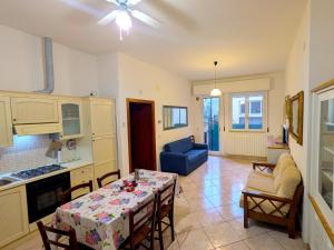 a kitchen and living room with a table and chairs at Grottammare mon amour Gigì in Grottammare