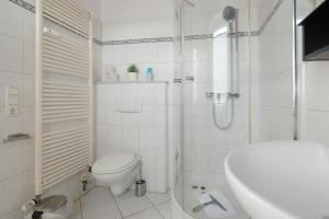 a bathroom with a shower and a toilet and a sink at Studio Apartment nahe Lüneburg in Bienenbüttel