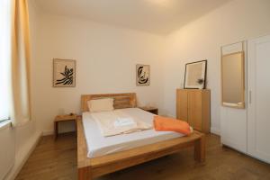 a bedroom with a bed and a mirror at Studio Apartment nahe Lüneburg in Bienenbüttel