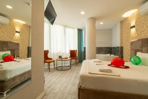 ein Hotelzimmer mit zwei Betten und einem Badezimmer in der Unterkunft Casa Nova Hotel in Istanbul