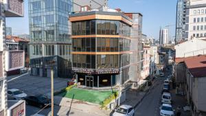 ein hohes Gebäude mit einem grünen Rasen davor in der Unterkunft Casa Nova Hotel in Istanbul