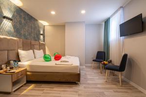 ein Hotelzimmer mit Bett und Fernseher in der Unterkunft Casa Nova Hotel in Istanbul