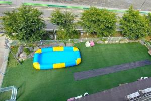 an overhead view of a blue and yellow car on a lawn at Glamdog - Yeongheungdo Pet-friendly in Pŏdŏni