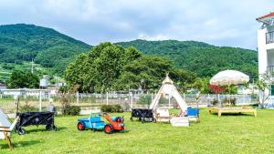 a yard with toy cars and a swing set at Glamdog - Tongyeong Pet-friendly in Tongyeong