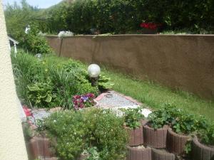 a garden with a small garden with flowers and plants at Ferienapartment Lidia in Kastellaun