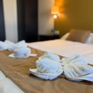 a group of towels on a wooden tray on a bed at Hotel Moya in Navalmoral de la Mata +37 photos