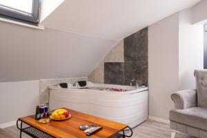 eine Badewanne in einem Wohnzimmer mit einem Tisch in der Unterkunft Casa Nova Hotel in Istanbul + 46 Fotos