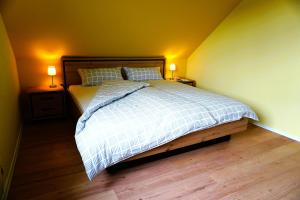 a bedroom with a bed with two night stands and two lamps at Zum Schlafwandler in Mengerschied