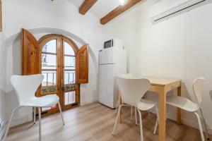 a kitchen and dining room with a table and chairs at Hauzify I Domus Tarragona in Tarragona