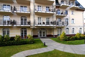 un condominio con balconi e cortile di Usedom-Apartment a Świnoujście