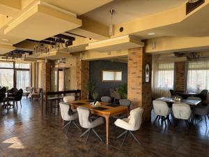 a restaurant with tables and chairs in a room at Hotel Residenz in Suceava