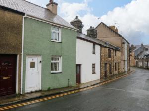 a row of houses on an empty street at 27 Kingshead Street in Pwllheli