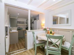 a kitchen and dining room with a table and chairs at 27 Kingshead Street in Pwllheli