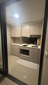 a small kitchen with a stove and a sink at quintara arte 52,on nut in Bangkok