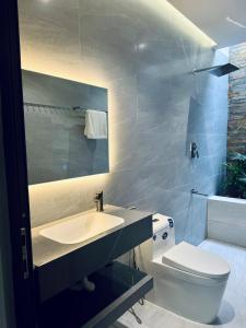a bathroom with a sink and a toilet at Ideal for your vacation! in Buôn Dhă Prŏng