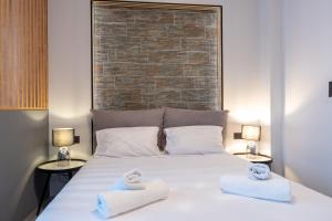 a bedroom with a bed with towels on it at Linea Nest Studio Near the Beach in Pissidhón