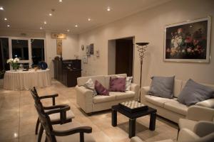 ein Wohnzimmer mit 2 Sofas und einem Tisch in der Unterkunft Kalloni Royal Resort in Kalloni
