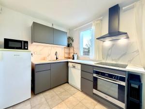 a kitchen with a white refrigerator and a sink at La salamandre bleue : 4 pers piscine à Calvisson in Calvisson +19 photos