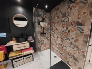 ein Badezimmer mit Dusche, Waschbecken und Spiegel in der Unterkunft Le sandron in Marchin + 16 Fotos