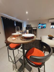 ein Esszimmer mit Tisch und Stühlen und einem Bett in der Unterkunft Le sandron in Marchin