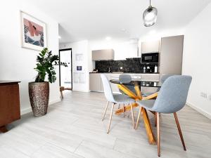a kitchen and dining room with a table and chairs at Casa Relán by FTV HOLIDAYS HOMES in Villaverde