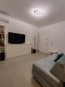a living room with a couch and a flat screen tv at I Limoni in Sanremo