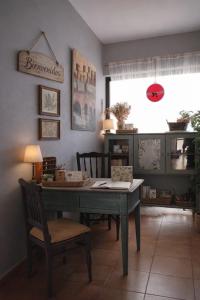 a dining room with a table and chairs and a window at Albergue la Fontanina ALCC00043 in Mata de Alcántara