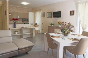 a kitchen and living room with a table and chairs at Toto Residence in Torre Lapillo