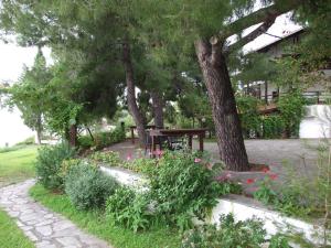 Ogród w obiekcie Para Thin Alos Inn