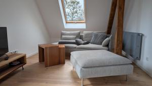 a living room with a couch and a tv at Ferienwohnung Am Ufer an der Müritz in Rechlin