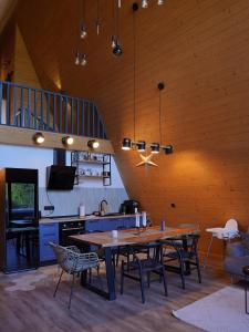 a dining room with a table and some chairs at Vino Chalets Bran in Sohodol