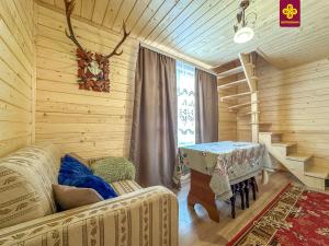 a living room with a table and a couch at Трофейна хатина in Krivopolʼye