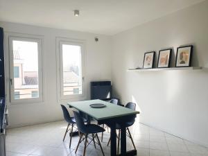 a dining room with a green table and chairs at New N3-House by Anthea Homes in Casièr