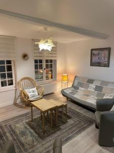 a living room with a bed and a coffee table at Le 8 Chaussée Honfleur in Honfleur