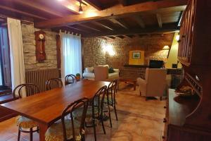 a living room with a wooden table and chairs at El Verdecillo de Rodiles, Villaviciosa in Selorio