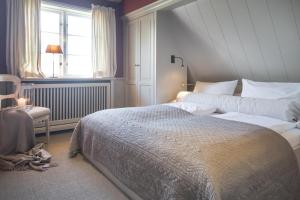 a bedroom with a large bed and a window at Haus Peacock in Kampen