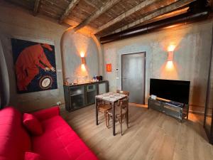 a living room with a red couch and a table at Emmeloft I Orange Moon - Vibrant Modern Luxury Loft Milan in Milan