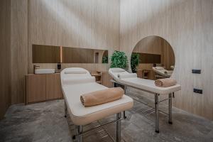 a salon with chairs and a mirror and sinks at Eleven Odyssey Apartment in Năvodari