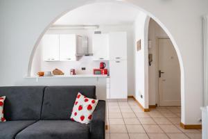 a living room with a couch and an archway at Dolce Teresa in Mandello del Lario