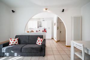 a living room with a couch and a table at Dolce Teresa in Mandello del Lario