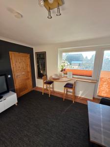 a living room with a table and a window at Kapitänshaus - Terrassenstube in Barth
