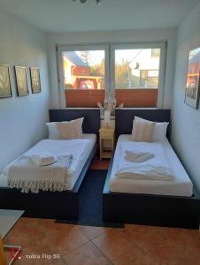 a bedroom with two beds and a window at Kapitänshaus - Terrassenstube in Barth