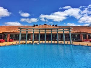 - un grand bâtiment avec une grande piscine en face dans l'établissement Tenondé Park Hotel, à São Miguel das Missões