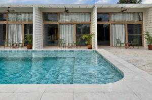 Bazen u ili blizu objekta Bespoke Hotel La Union