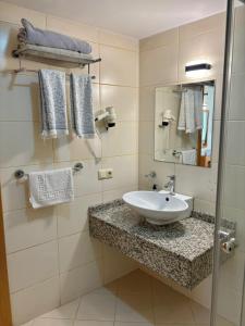 ein Badezimmer mit Waschbecken, Spiegel und Handtüchern in der Unterkunft ferhane hotel in Adana + 70 Fotos