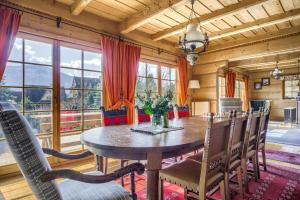 a dining room with a table and chairs at Rezydencja Górska Alpin Lodge in Kościelisko