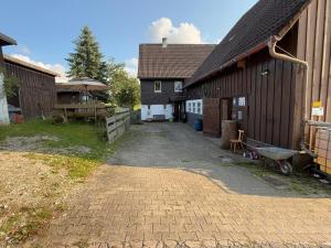 a barn with a pathway between two buildings at Tälealpakahof in Alpirsbach