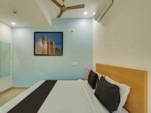 a bedroom with a bed and a picture on the wall at Super Townhouse Qualia Prime in Hyderabad