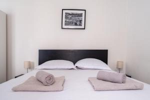 a bedroom with a white bed with two pillows at High Five - Chambre Calme Sur Les Ramblas in Toulouse