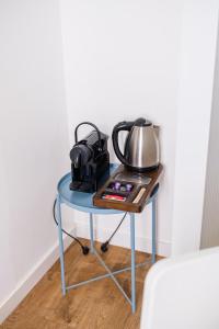 a table with a tea pot and a tea kettle on it at High Five - Chambre Calme Sur Les Ramblas in Toulouse